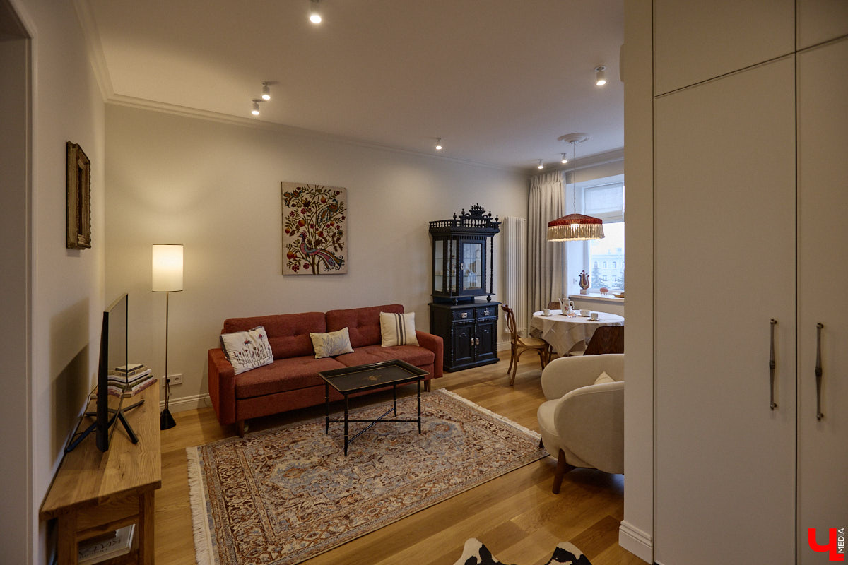 Татьяна Селезнева не только хозяйка двухкомнатной квартиры на Октябрьском проспекте, но и дизайнер интерьера. Как преображалась «сталинка» с сумасшедшим видом на обе стороны с помощью декора и стилистических решений, «Ключ-Медиа» поведала создательница пространства.