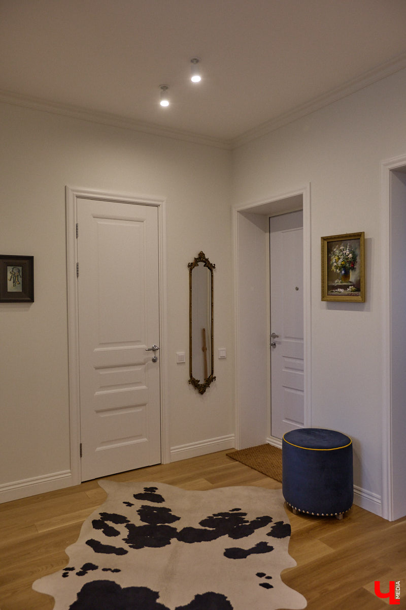 Татьяна Селезнева не только хозяйка двухкомнатной квартиры на Октябрьском проспекте, но и дизайнер интерьера. Как преображалась «сталинка» с сумасшедшим видом на обе стороны с помощью декора и стилистических решений, «Ключ-Медиа» поведала создательница пространства.