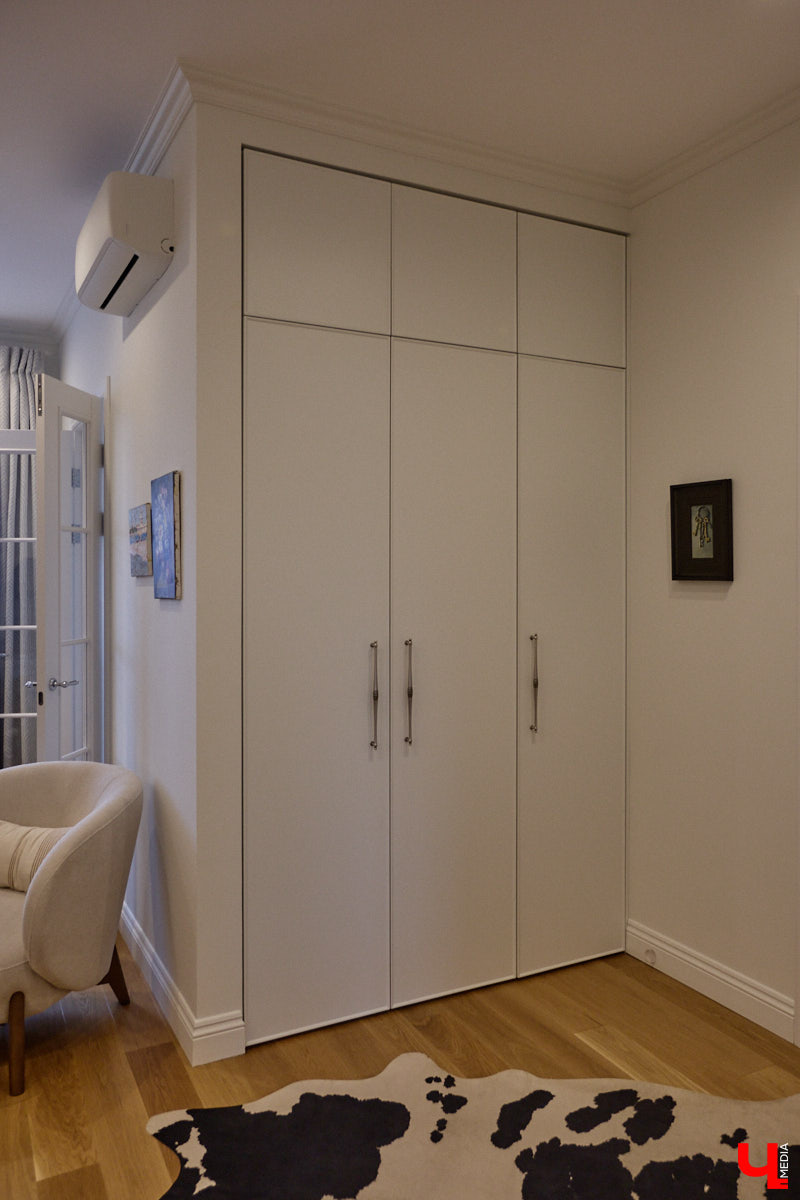 Татьяна Селезнева не только хозяйка двухкомнатной квартиры на Октябрьском проспекте, но и дизайнер интерьера. Как преображалась «сталинка» с сумасшедшим видом на обе стороны с помощью декора и стилистических решений, «Ключ-Медиа» поведала создательница пространства.