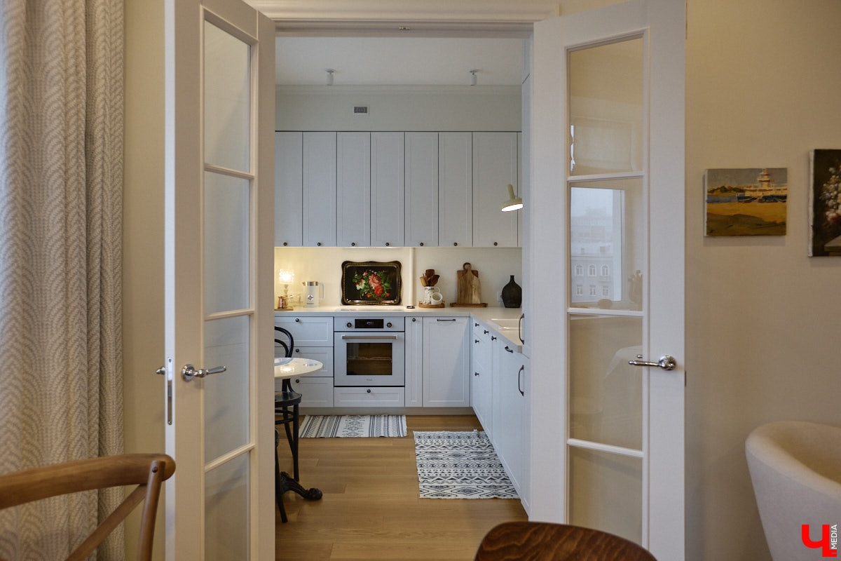 Татьяна Селезнева не только хозяйка двухкомнатной квартиры на Октябрьском проспекте, но и дизайнер интерьера. Как преображалась «сталинка» с сумасшедшим видом на обе стороны с помощью декора и стилистических решений, «Ключ-Медиа» поведала создательница пространства.