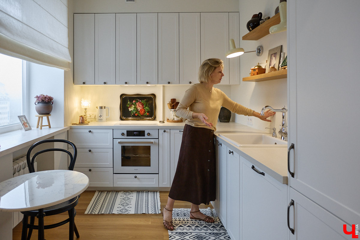 Татьяна Селезнева не только хозяйка двухкомнатной квартиры на Октябрьском проспекте, но и дизайнер интерьера. Как преображалась «сталинка» с сумасшедшим видом на обе стороны с помощью декора и стилистических решений, «Ключ-Медиа» поведала создательница пространства.