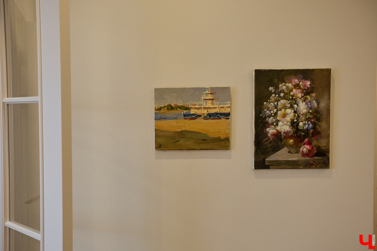 Татьяна Селезнева не только хозяйка двухкомнатной квартиры на Октябрьском проспекте, но и дизайнер интерьера. Как преображалась «сталинка» с сумасшедшим видом на обе стороны с помощью декора и стилистических решений, «Ключ-Медиа» поведала создательница пространства.