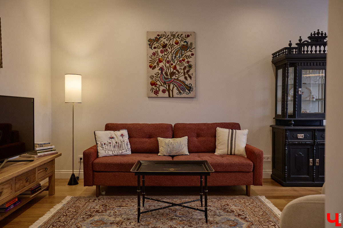 Татьяна Селезнева не только хозяйка двухкомнатной квартиры на Октябрьском проспекте, но и дизайнер интерьера. Как преображалась «сталинка» с сумасшедшим видом на обе стороны с помощью декора и стилистических решений, «Ключ-Медиа» поведала создательница пространства.