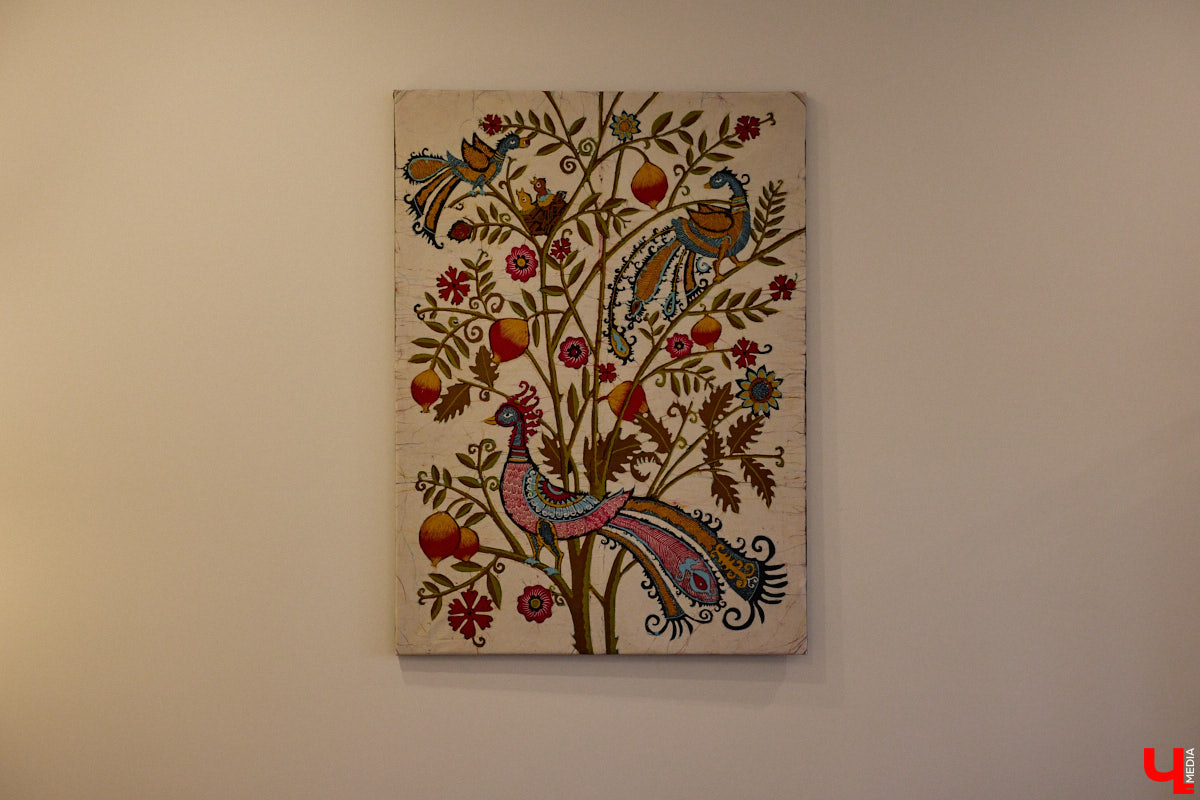 Татьяна Селезнева не только хозяйка двухкомнатной квартиры на Октябрьском проспекте, но и дизайнер интерьера. Как преображалась «сталинка» с сумасшедшим видом на обе стороны с помощью декора и стилистических решений, «Ключ-Медиа» поведала создательница пространства.