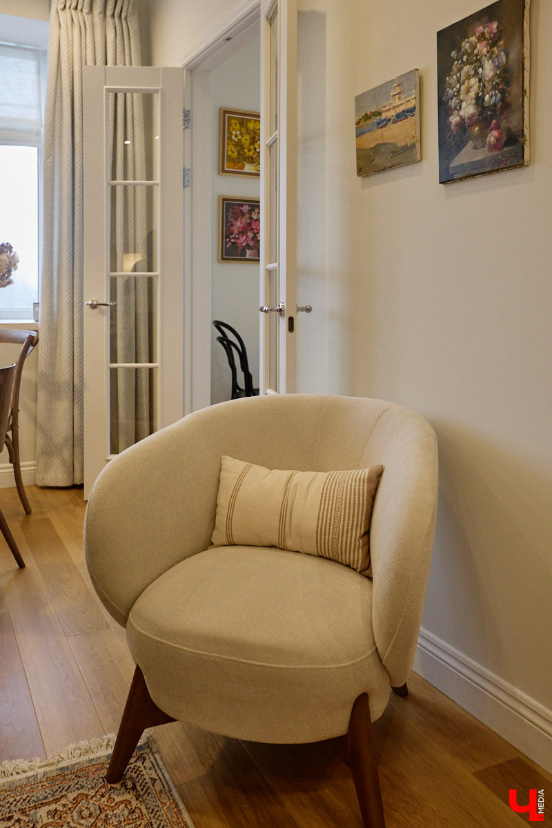 Татьяна Селезнева не только хозяйка двухкомнатной квартиры на Октябрьском проспекте, но и дизайнер интерьера. Как преображалась «сталинка» с сумасшедшим видом на обе стороны с помощью декора и стилистических решений, «Ключ-Медиа» поведала создательница пространства.