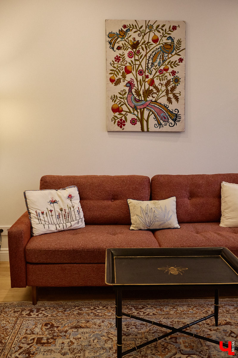 Татьяна Селезнева не только хозяйка двухкомнатной квартиры на Октябрьском проспекте, но и дизайнер интерьера. Как преображалась «сталинка» с сумасшедшим видом на обе стороны с помощью декора и стилистических решений, «Ключ-Медиа» поведала создательница пространства.