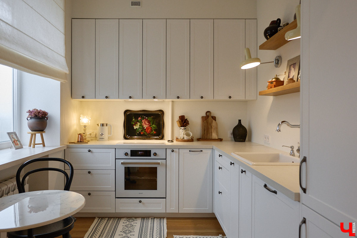 Татьяна Селезнева не только хозяйка двухкомнатной квартиры на Октябрьском проспекте, но и дизайнер интерьера. Как преображалась «сталинка» с сумасшедшим видом на обе стороны с помощью декора и стилистических решений, «Ключ-Медиа» поведала создательница пространства.