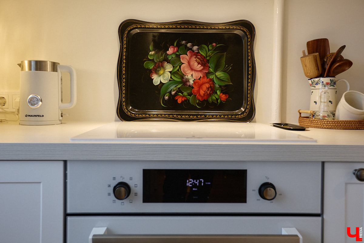 Татьяна Селезнева не только хозяйка двухкомнатной квартиры на Октябрьском проспекте, но и дизайнер интерьера. Как преображалась «сталинка» с сумасшедшим видом на обе стороны с помощью декора и стилистических решений, «Ключ-Медиа» поведала создательница пространства.