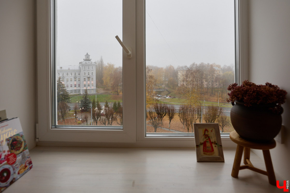 Татьяна Селезнева не только хозяйка двухкомнатной квартиры на Октябрьском проспекте, но и дизайнер интерьера. Как преображалась «сталинка» с сумасшедшим видом на обе стороны с помощью декора и стилистических решений, «Ключ-Медиа» поведала создательница пространства.