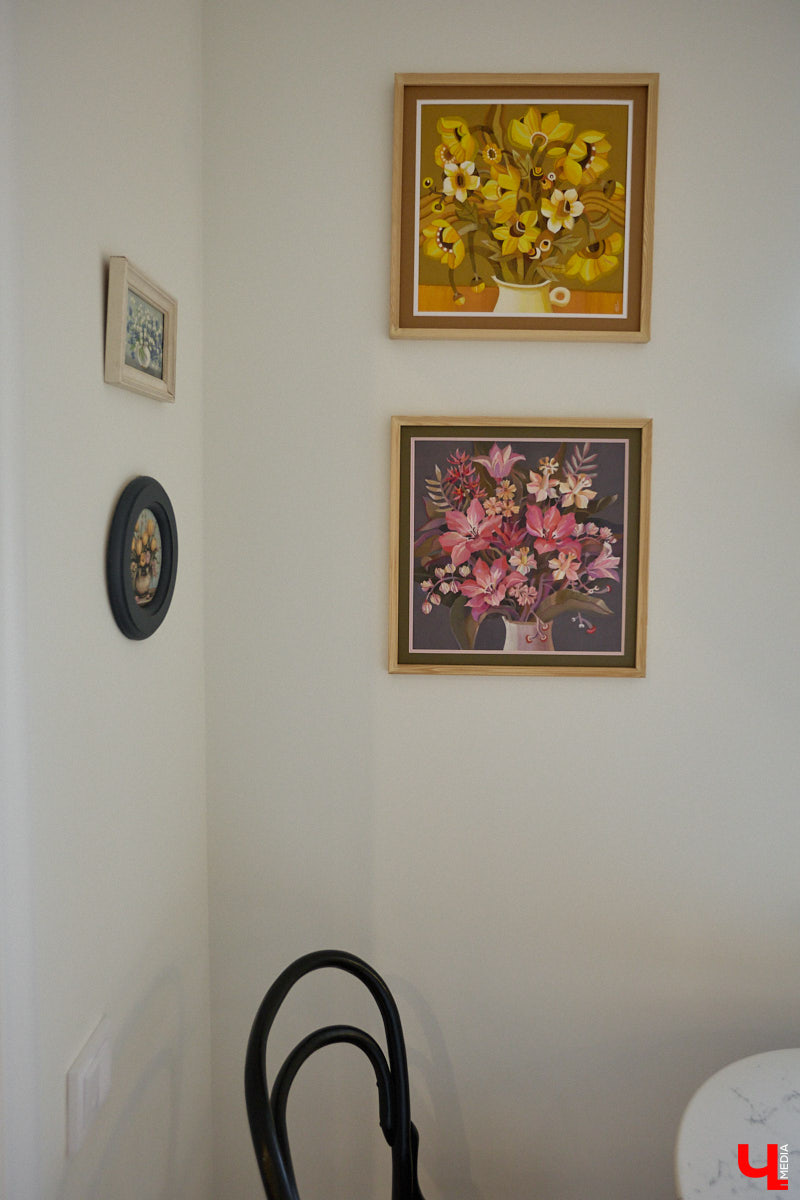 Татьяна Селезнева не только хозяйка двухкомнатной квартиры на Октябрьском проспекте, но и дизайнер интерьера. Как преображалась «сталинка» с сумасшедшим видом на обе стороны с помощью декора и стилистических решений, «Ключ-Медиа» поведала создательница пространства.