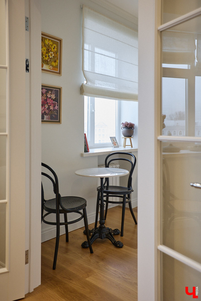 Татьяна Селезнева не только хозяйка двухкомнатной квартиры на Октябрьском проспекте, но и дизайнер интерьера. Как преображалась «сталинка» с сумасшедшим видом на обе стороны с помощью декора и стилистических решений, «Ключ-Медиа» поведала создательница пространства.