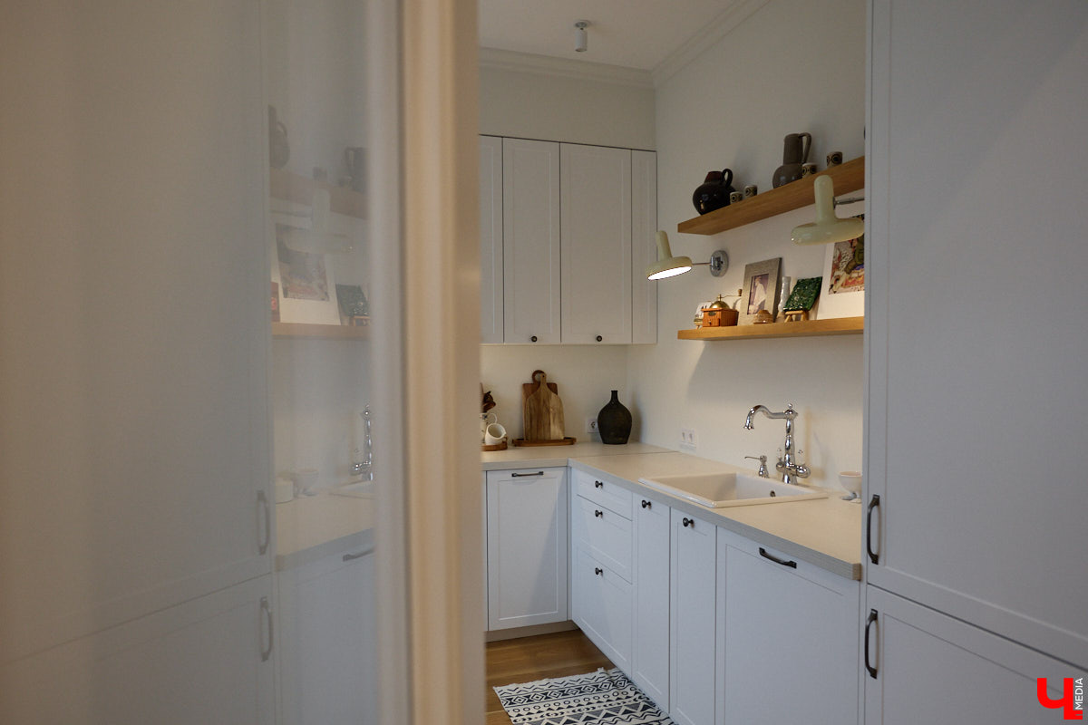 Татьяна Селезнева не только хозяйка двухкомнатной квартиры на Октябрьском проспекте, но и дизайнер интерьера. Как преображалась «сталинка» с сумасшедшим видом на обе стороны с помощью декора и стилистических решений, «Ключ-Медиа» поведала создательница пространства.