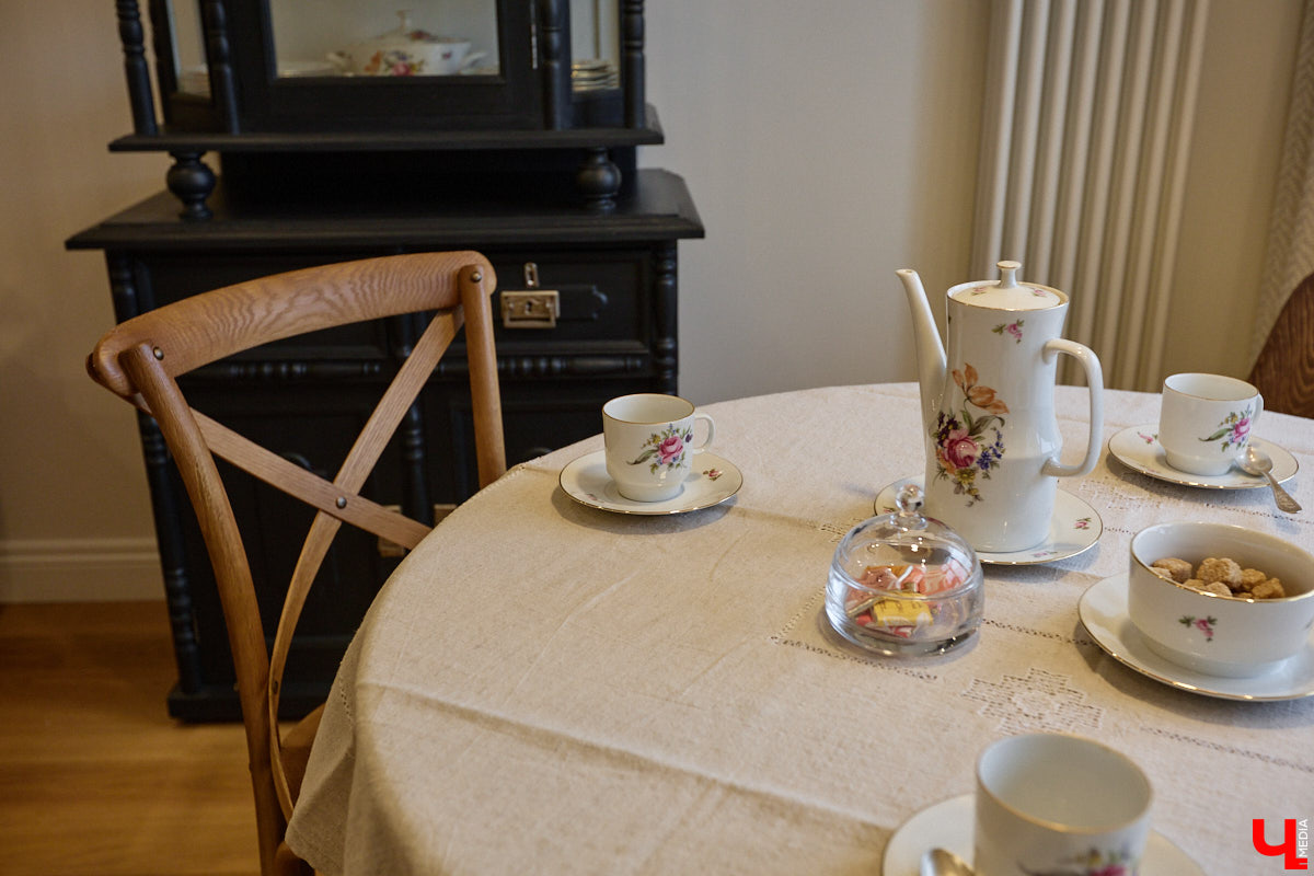 Татьяна Селезнева не только хозяйка двухкомнатной квартиры на Октябрьском проспекте, но и дизайнер интерьера. Как преображалась «сталинка» с сумасшедшим видом на обе стороны с помощью декора и стилистических решений, «Ключ-Медиа» поведала создательница пространства.