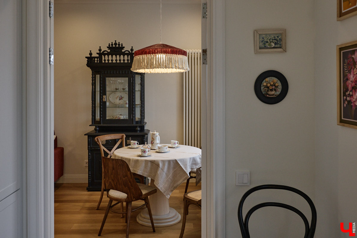 Татьяна Селезнева не только хозяйка двухкомнатной квартиры на Октябрьском проспекте, но и дизайнер интерьера. Как преображалась «сталинка» с сумасшедшим видом на обе стороны с помощью декора и стилистических решений, «Ключ-Медиа» поведала создательница пространства.