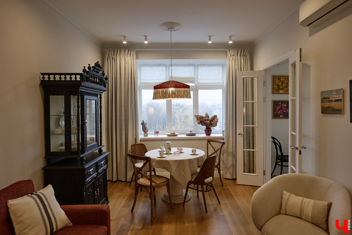 Татьяна Селезнева не только хозяйка двухкомнатной квартиры на Октябрьском проспекте, но и дизайнер интерьера. Как преображалась «сталинка» с сумасшедшим видом на обе стороны с помощью декора и стилистических решений, «Ключ-Медиа» поведала создательница пространства.