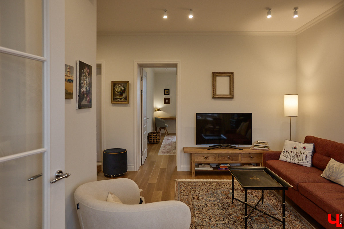 Татьяна Селезнева не только хозяйка двухкомнатной квартиры на Октябрьском проспекте, но и дизайнер интерьера. Как преображалась «сталинка» с сумасшедшим видом на обе стороны с помощью декора и стилистических решений, «Ключ-Медиа» поведала создательница пространства.