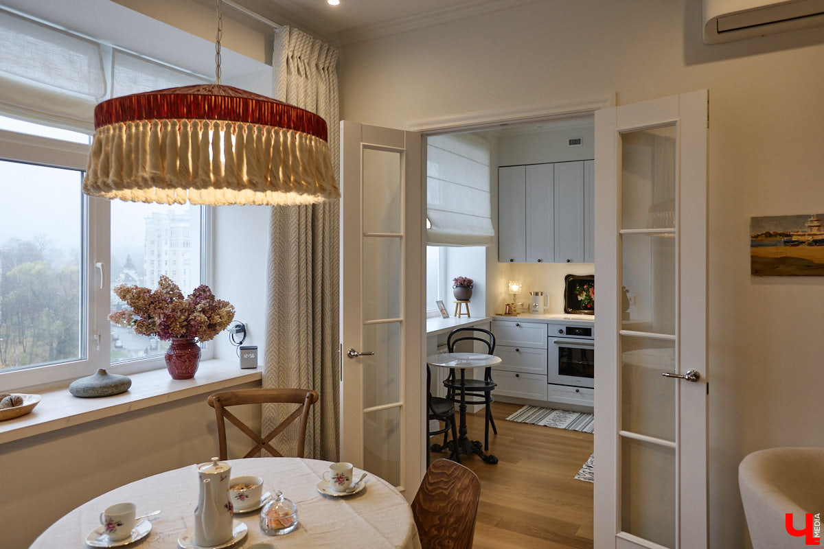 Татьяна Селезнева не только хозяйка двухкомнатной квартиры на Октябрьском проспекте, но и дизайнер интерьера. Как преображалась «сталинка» с сумасшедшим видом на обе стороны с помощью декора и стилистических решений, «Ключ-Медиа» поведала создательница пространства.