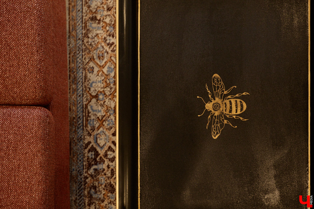 Татьяна Селезнева не только хозяйка двухкомнатной квартиры на Октябрьском проспекте, но и дизайнер интерьера. Как преображалась «сталинка» с сумасшедшим видом на обе стороны с помощью декора и стилистических решений, «Ключ-Медиа» поведала создательница пространства.