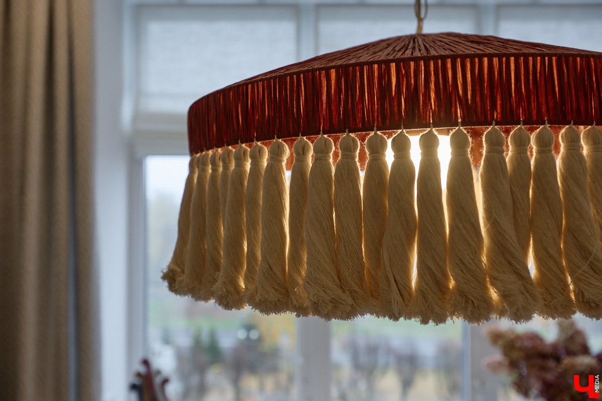 Татьяна Селезнева не только хозяйка двухкомнатной квартиры на Октябрьском проспекте, но и дизайнер интерьера. Как преображалась «сталинка» с сумасшедшим видом на обе стороны с помощью декора и стилистических решений, «Ключ-Медиа» поведала создательница пространства.