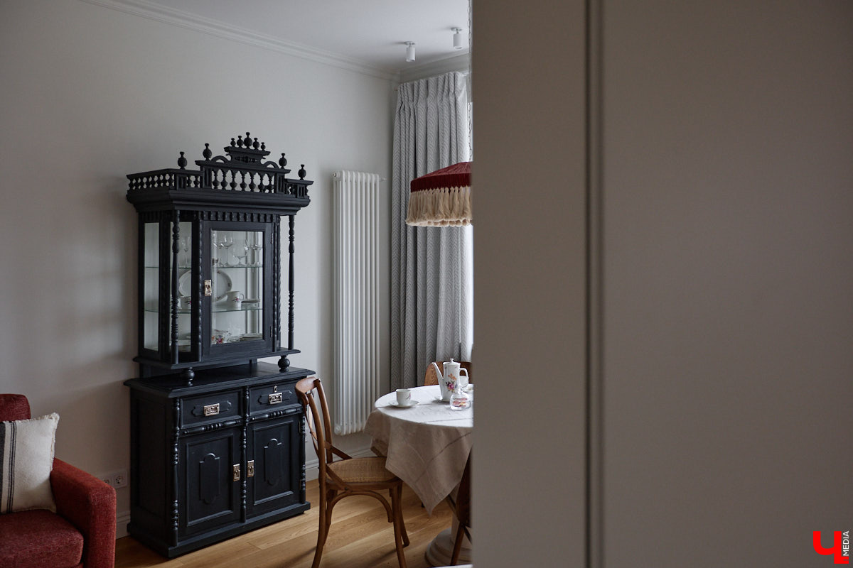 Татьяна Селезнева не только хозяйка двухкомнатной квартиры на Октябрьском проспекте, но и дизайнер интерьера. Как преображалась «сталинка» с сумасшедшим видом на обе стороны с помощью декора и стилистических решений, «Ключ-Медиа» поведала создательница пространства.