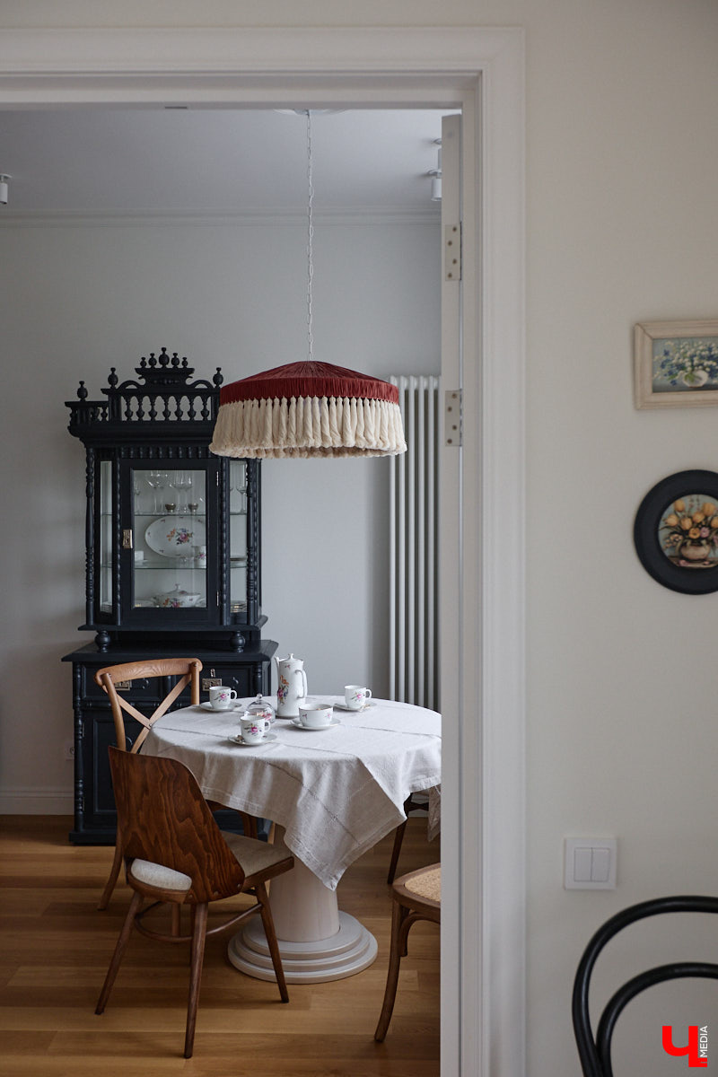 Татьяна Селезнева не только хозяйка двухкомнатной квартиры на Октябрьском проспекте, но и дизайнер интерьера. Как преображалась «сталинка» с сумасшедшим видом на обе стороны с помощью декора и стилистических решений, «Ключ-Медиа» поведала создательница пространства.