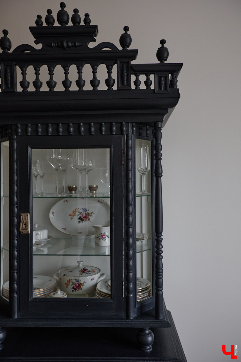 Татьяна Селезнева не только хозяйка двухкомнатной квартиры на Октябрьском проспекте, но и дизайнер интерьера. Как преображалась «сталинка» с сумасшедшим видом на обе стороны с помощью декора и стилистических решений, «Ключ-Медиа» поведала создательница пространства.