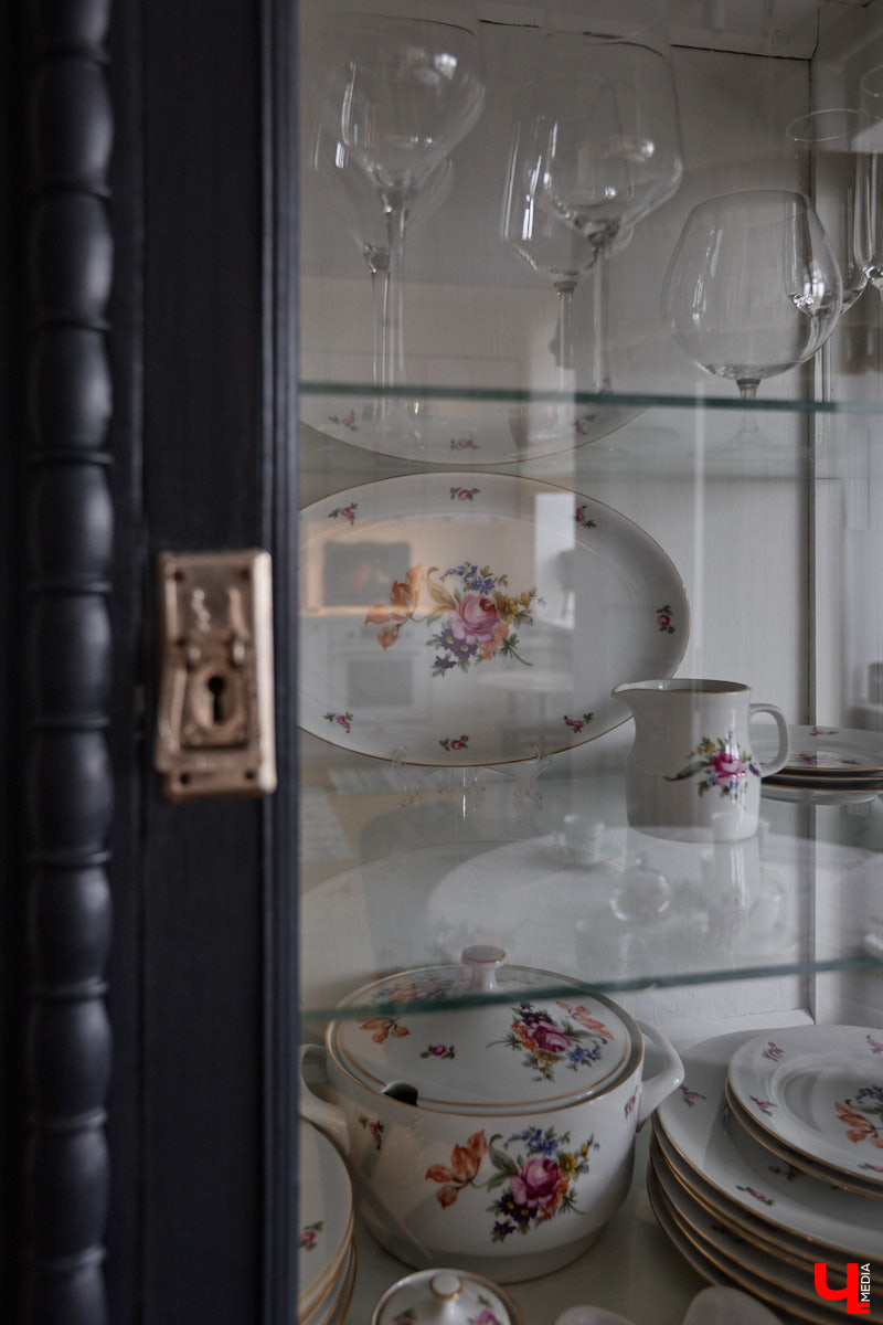 Татьяна Селезнева не только хозяйка двухкомнатной квартиры на Октябрьском проспекте, но и дизайнер интерьера. Как преображалась «сталинка» с сумасшедшим видом на обе стороны с помощью декора и стилистических решений, «Ключ-Медиа» поведала создательница пространства.