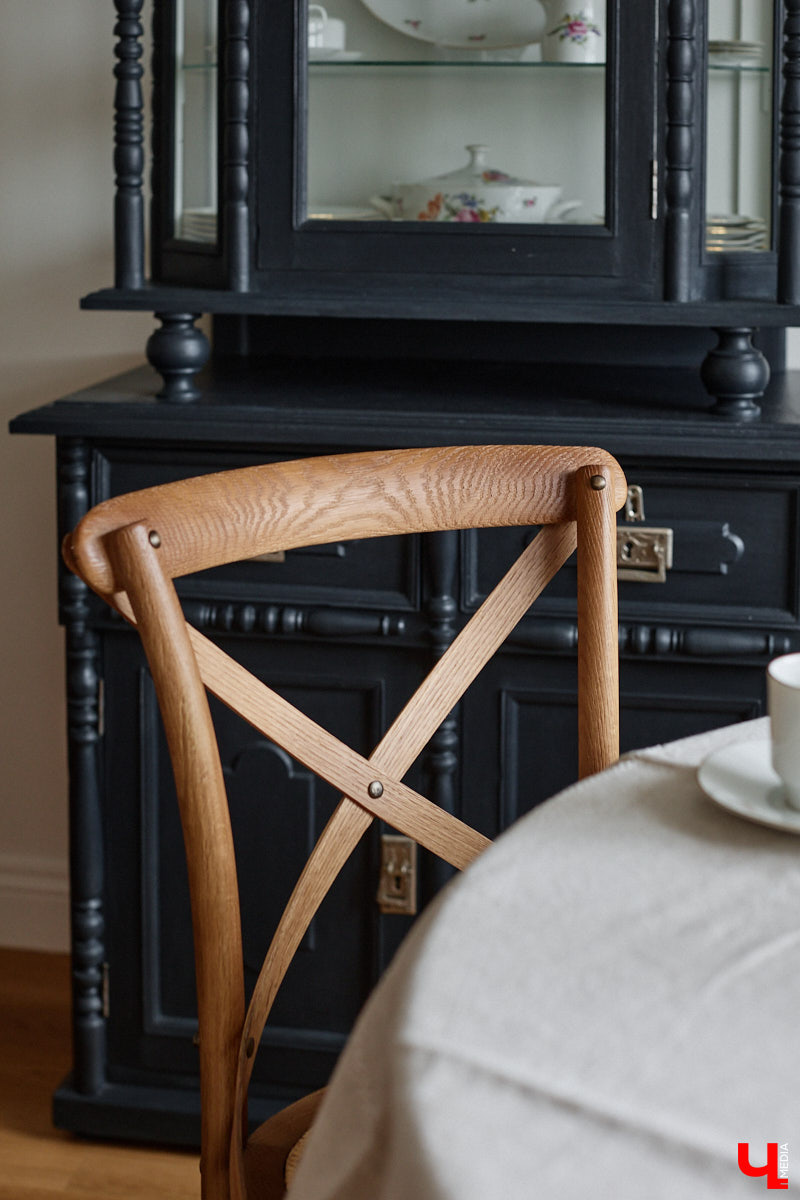 Татьяна Селезнева не только хозяйка двухкомнатной квартиры на Октябрьском проспекте, но и дизайнер интерьера. Как преображалась «сталинка» с сумасшедшим видом на обе стороны с помощью декора и стилистических решений, «Ключ-Медиа» поведала создательница пространства.