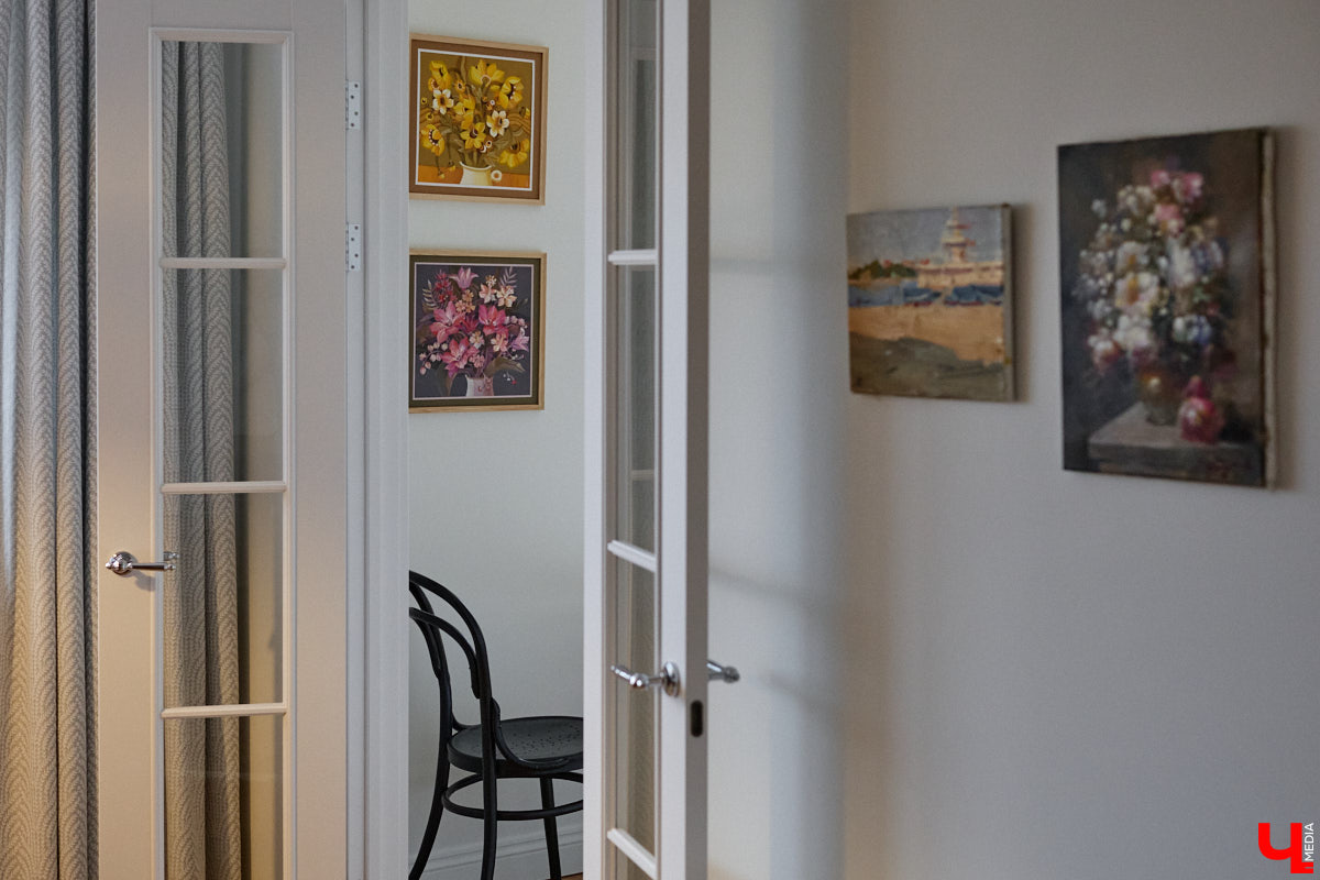 Татьяна Селезнева не только хозяйка двухкомнатной квартиры на Октябрьском проспекте, но и дизайнер интерьера. Как преображалась «сталинка» с сумасшедшим видом на обе стороны с помощью декора и стилистических решений, «Ключ-Медиа» поведала создательница пространства.