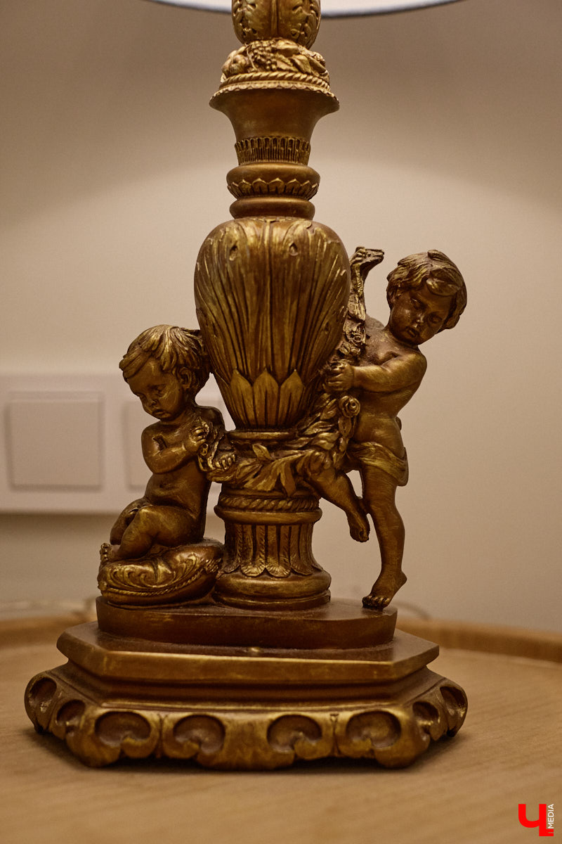 Татьяна Селезнева не только хозяйка двухкомнатной квартиры на Октябрьском проспекте, но и дизайнер интерьера. Как преображалась «сталинка» с сумасшедшим видом на обе стороны с помощью декора и стилистических решений, «Ключ-Медиа» поведала создательница пространства.