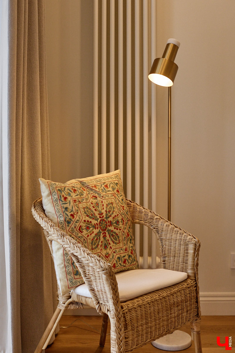 Татьяна Селезнева не только хозяйка двухкомнатной квартиры на Октябрьском проспекте, но и дизайнер интерьера. Как преображалась «сталинка» с сумасшедшим видом на обе стороны с помощью декора и стилистических решений, «Ключ-Медиа» поведала создательница пространства.