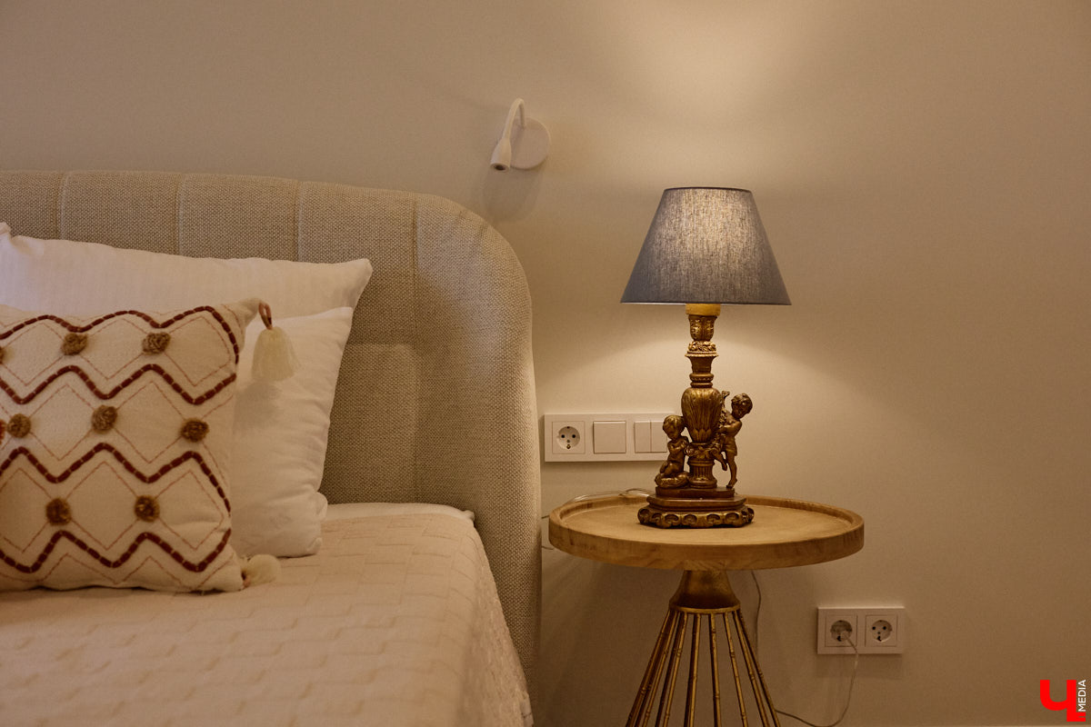 Татьяна Селезнева не только хозяйка двухкомнатной квартиры на Октябрьском проспекте, но и дизайнер интерьера. Как преображалась «сталинка» с сумасшедшим видом на обе стороны с помощью декора и стилистических решений, «Ключ-Медиа» поведала создательница пространства.