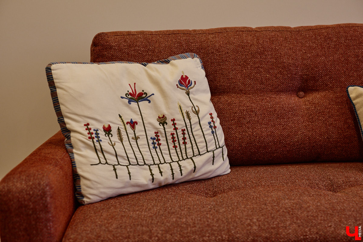 Татьяна Селезнева не только хозяйка двухкомнатной квартиры на Октябрьском проспекте, но и дизайнер интерьера. Как преображалась «сталинка» с сумасшедшим видом на обе стороны с помощью декора и стилистических решений, «Ключ-Медиа» поведала создательница пространства.