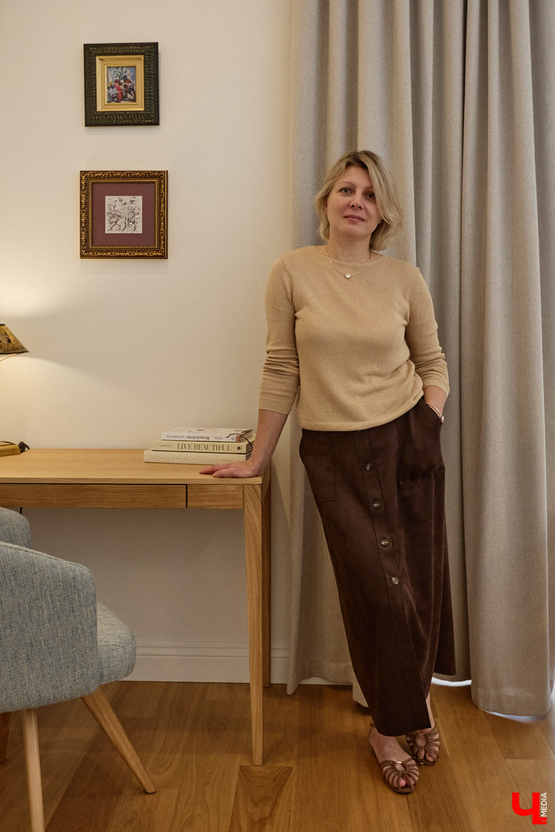 Татьяна Селезнева не только хозяйка двухкомнатной квартиры на Октябрьском проспекте, но и дизайнер интерьера. Как преображалась «сталинка» с сумасшедшим видом на обе стороны с помощью декора и стилистических решений, «Ключ-Медиа» поведала создательница пространства.