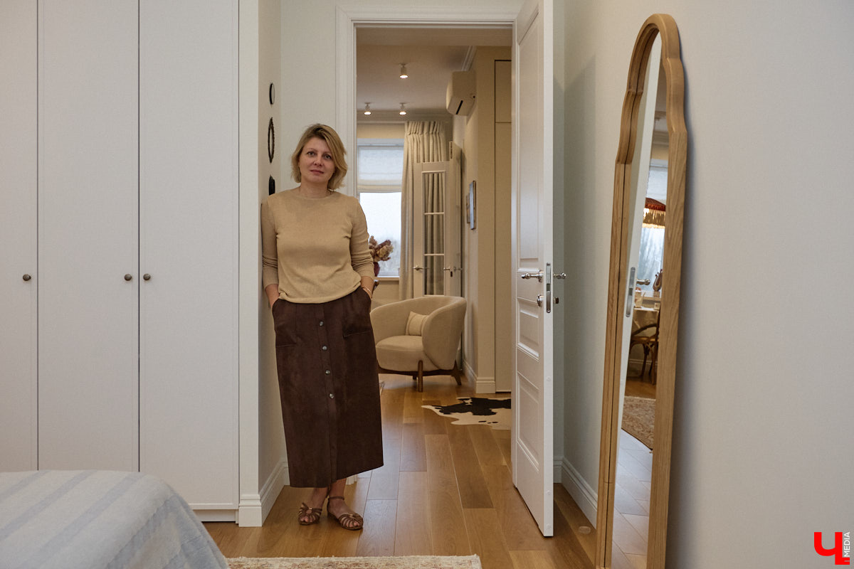 Татьяна Селезнева не только хозяйка двухкомнатной квартиры на Октябрьском проспекте, но и дизайнер интерьера. Как преображалась «сталинка» с сумасшедшим видом на обе стороны с помощью декора и стилистических решений, «Ключ-Медиа» поведала создательница пространства.