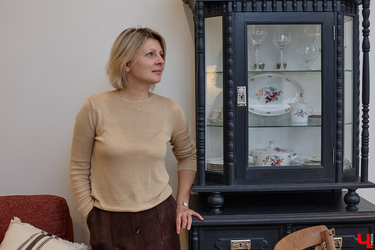 Татьяна Селезнева не только хозяйка двухкомнатной квартиры на Октябрьском проспекте, но и дизайнер интерьера. Как преображалась «сталинка» с сумасшедшим видом на обе стороны с помощью декора и стилистических решений, «Ключ-Медиа» поведала создательница пространства.