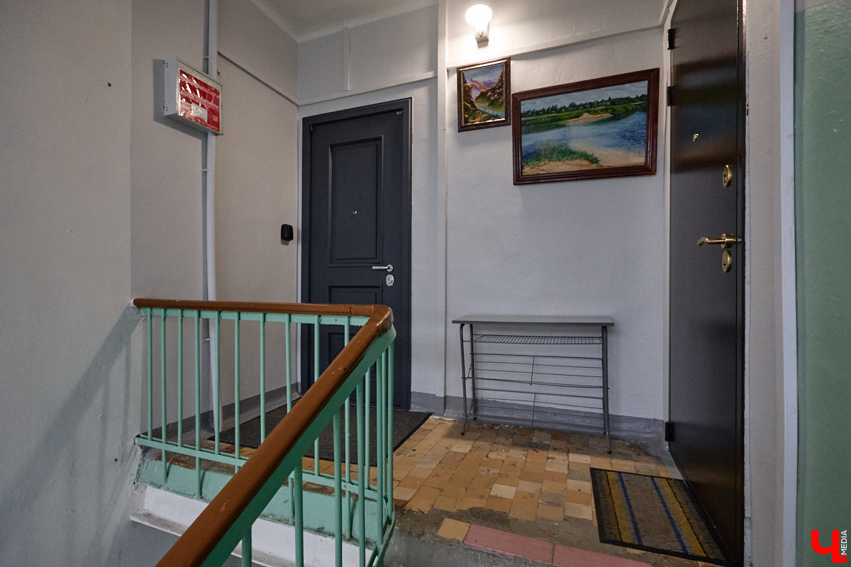 Татьяна Селезнева не только хозяйка двухкомнатной квартиры на Октябрьском проспекте, но и дизайнер интерьера. Как преображалась «сталинка» с сумасшедшим видом на обе стороны с помощью декора и стилистических решений, «Ключ-Медиа» поведала создательница пространства.