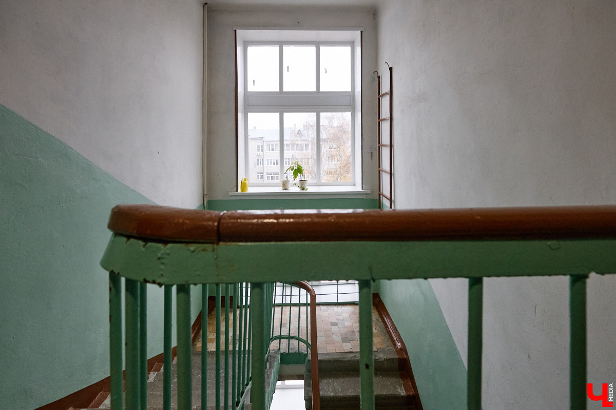 Татьяна Селезнева не только хозяйка двухкомнатной квартиры на Октябрьском проспекте, но и дизайнер интерьера. Как преображалась «сталинка» с сумасшедшим видом на обе стороны с помощью декора и стилистических решений, «Ключ-Медиа» поведала создательница пространства.