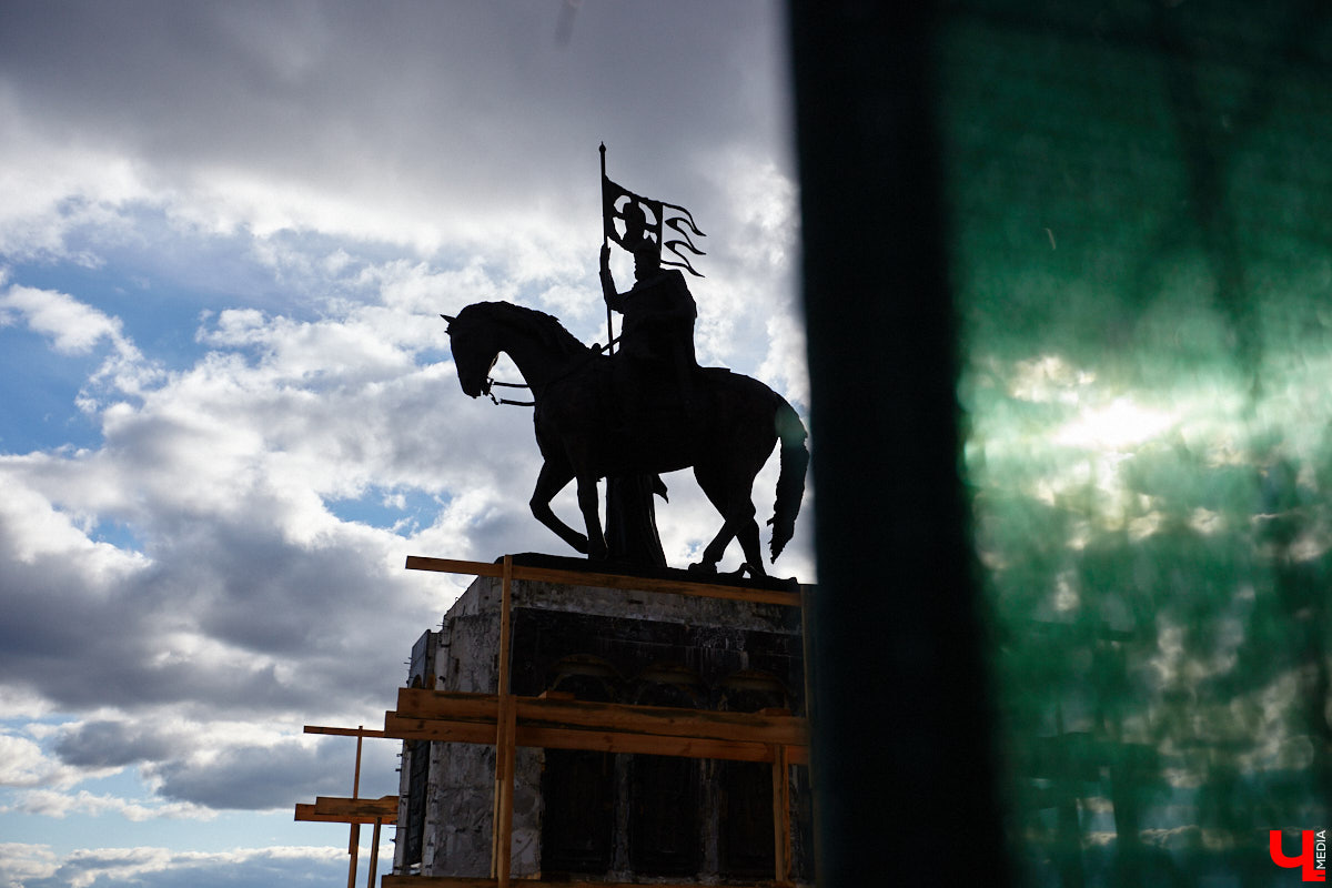 Владимирскую область преследует череда неудач, связанных с установкой и ремонтом памятников. Проект будущей скульптуры в честь Юрия Долгорукого отправили на доработку, изготовление фигуры Андрея Боголюбского, судя по всему, отложили в долгий ящик. Монумент на площади Победы никак не дождется конца реставрации, а в парке Пушкина возникли проблемы при восстановлении бронзового князя Владимира. В причинах возникших неурядиц разобрался «Ключ-Медиа».