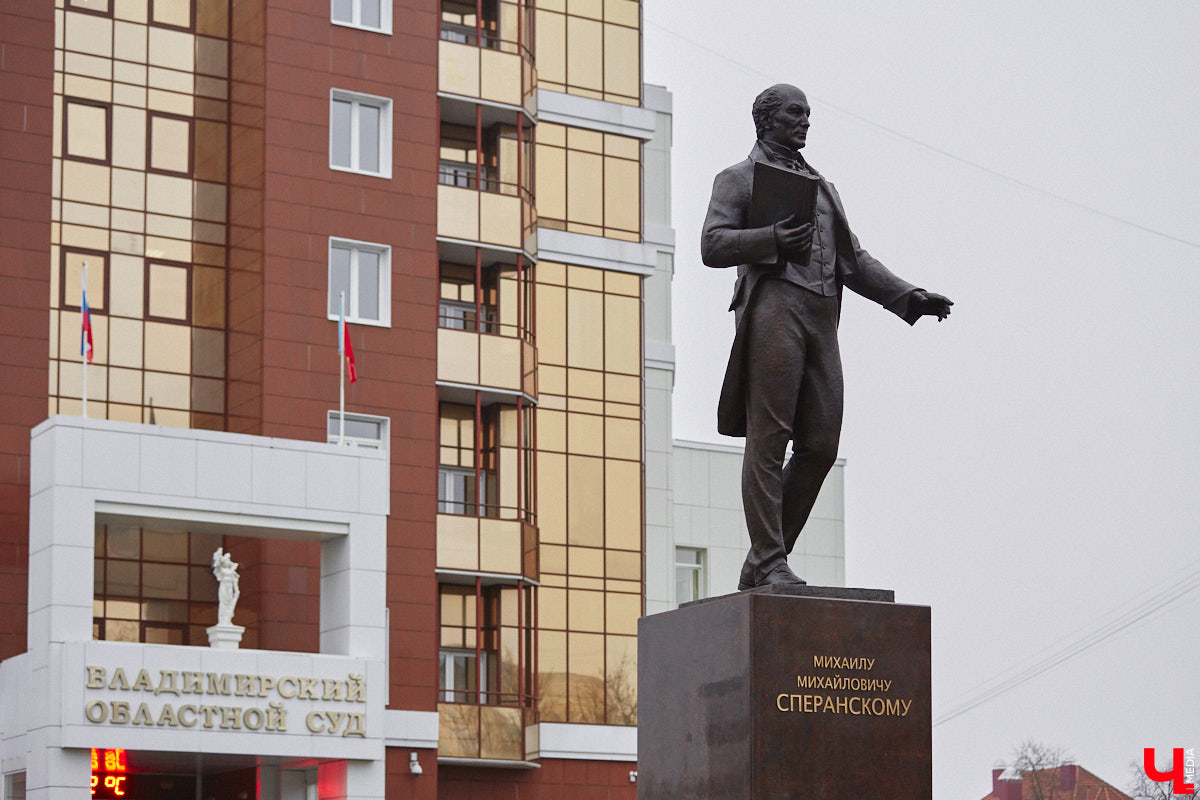 Владимирскую область преследует череда неудач, связанных с установкой и ремонтом памятников. Проект будущей скульптуры в честь Юрия Долгорукого отправили на доработку, изготовление фигуры Андрея Боголюбского, судя по всему, отложили в долгий ящик. Монумент на площади Победы никак не дождется конца реставрации, а в парке Пушкина возникли проблемы при восстановлении бронзового князя Владимира. В причинах возникших неурядиц разобрался «Ключ-Медиа».