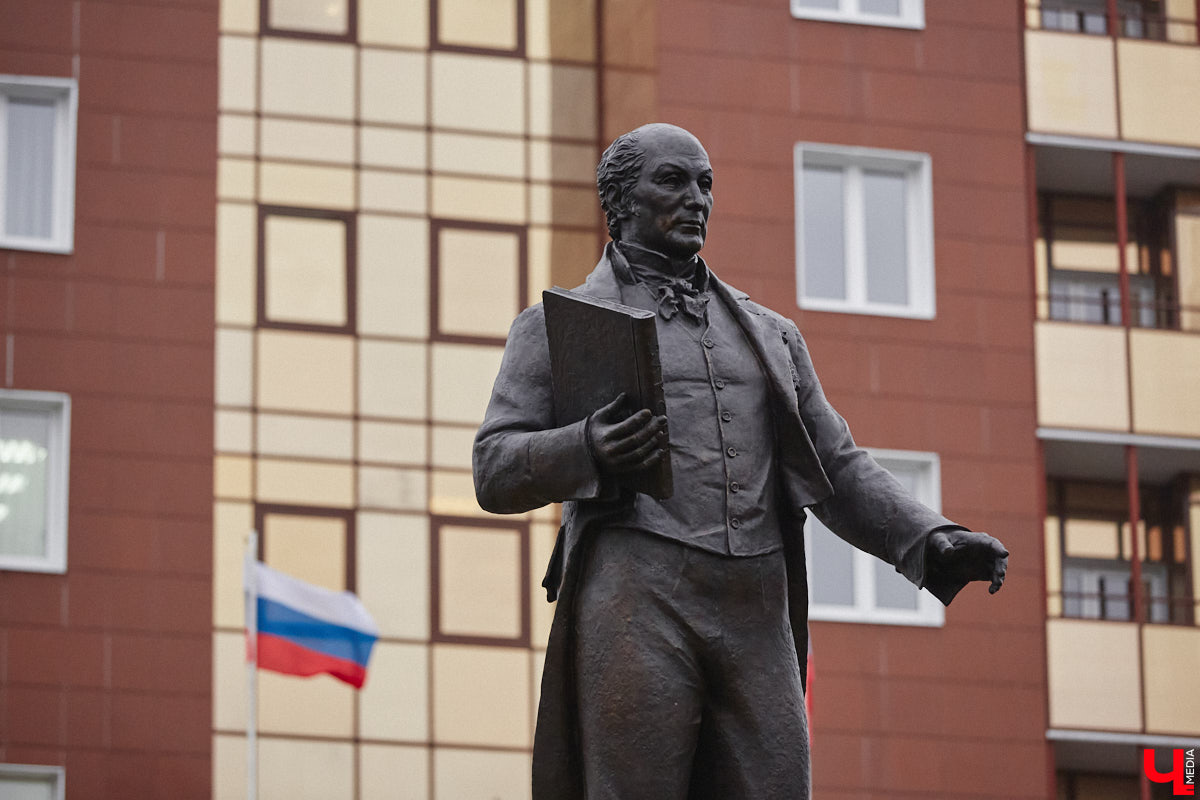 Владимирскую область преследует череда неудач, связанных с установкой и ремонтом памятников. Проект будущей скульптуры в честь Юрия Долгорукого отправили на доработку, изготовление фигуры Андрея Боголюбского, судя по всему, отложили в долгий ящик. Монумент на площади Победы никак не дождется конца реставрации, а в парке Пушкина возникли проблемы при восстановлении бронзового князя Владимира. В причинах возникших неурядиц разобрался «Ключ-Медиа».