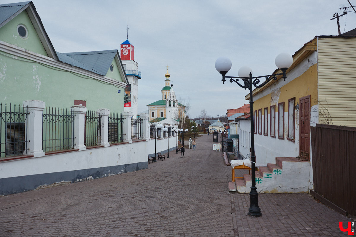 Владимирскую область преследует череда неудач, связанных с установкой и ремонтом памятников. Проект будущей скульптуры в честь Юрия Долгорукого отправили на доработку, изготовление фигуры Андрея Боголюбского, судя по всему, отложили в долгий ящик. Монумент на площади Победы никак не дождется конца реставрации, а в парке Пушкина возникли проблемы при восстановлении бронзового князя Владимира. В причинах возникших неурядиц разобрался «Ключ-Медиа».