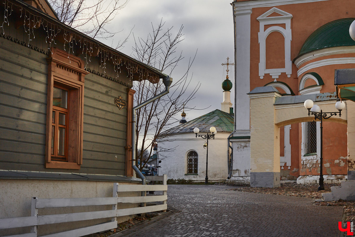 Владимирскую область преследует череда неудач, связанных с установкой и ремонтом памятников. Проект будущей скульптуры в честь Юрия Долгорукого отправили на доработку, изготовление фигуры Андрея Боголюбского, судя по всему, отложили в долгий ящик. Монумент на площади Победы никак не дождется конца реставрации, а в парке Пушкина возникли проблемы при восстановлении бронзового князя Владимира. В причинах возникших неурядиц разобрался «Ключ-Медиа».
