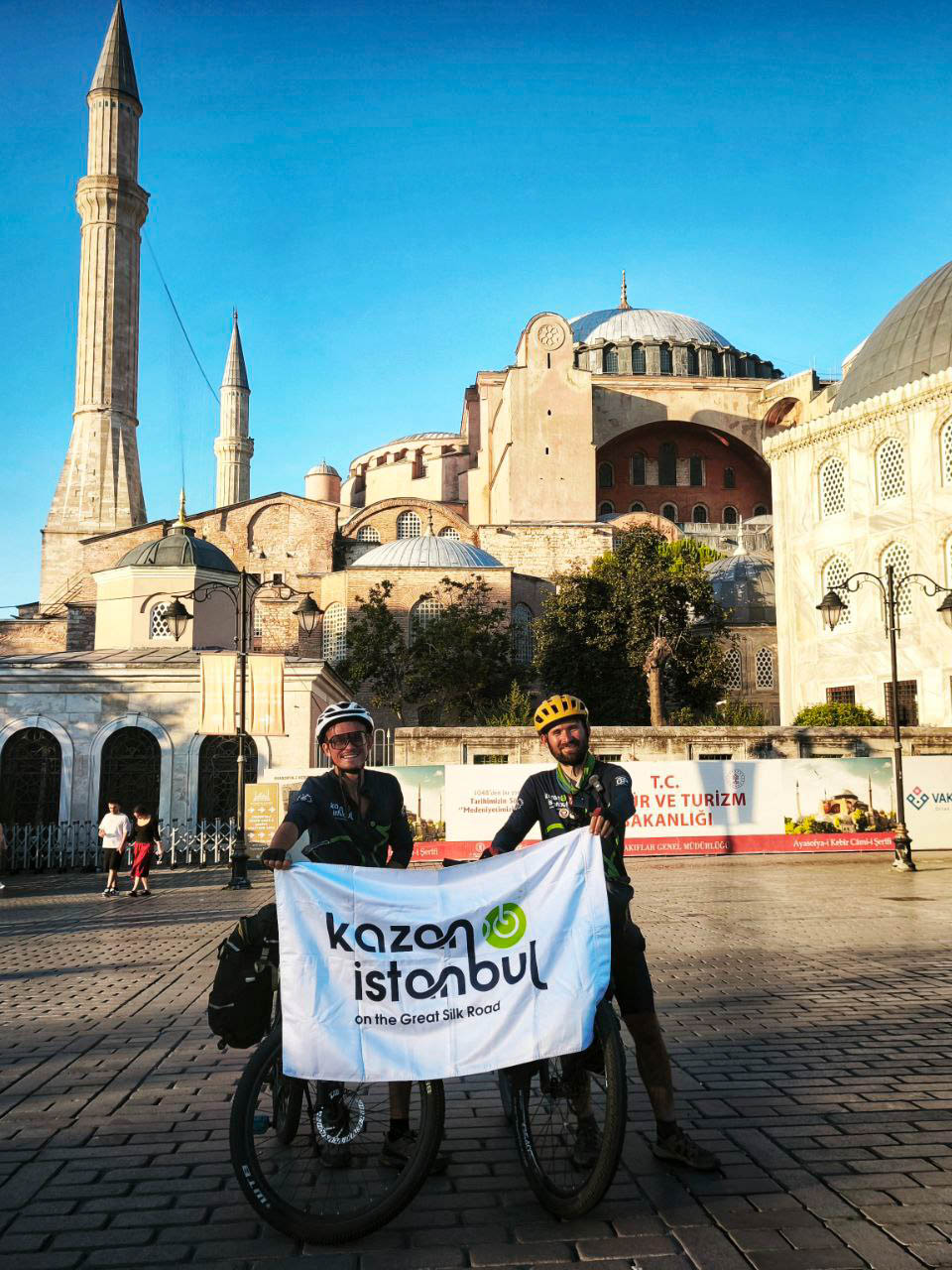 Спортивный психолог Александр Локалов переехал из Владимира в Казань восемь лет назад. Там он получил высшее образование, стал муниципальным служащим и оттуда же отправился в свой первый и сразу экстремальный велопробег. Следовал тот из Татарстана в Стамбул, повторяя исторический маршрут Великого шелкового пути.