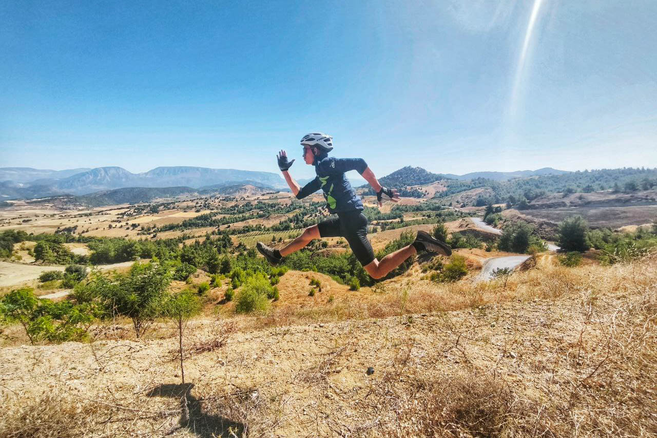 Спортивный психолог Александр Локалов переехал из Владимира в Казань восемь лет назад. Там он получил высшее образование, стал муниципальным служащим и оттуда же отправился в свой первый и сразу экстремальный велопробег. Следовал тот из Татарстана в Стамбул, повторяя исторический маршрут Великого шелкового пути.