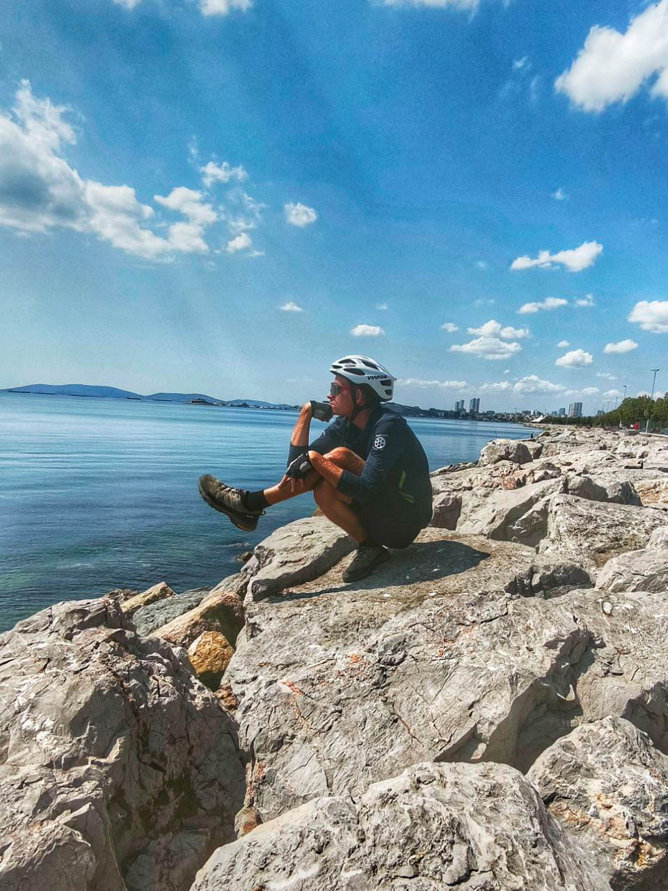 Спортивный психолог Александр Локалов переехал из Владимира в Казань восемь лет назад. Там он получил высшее образование, стал муниципальным служащим и оттуда же отправился в свой первый и сразу экстремальный велопробег. Следовал тот из Татарстана в Стамбул, повторяя исторический маршрут Великого шелкового пути.