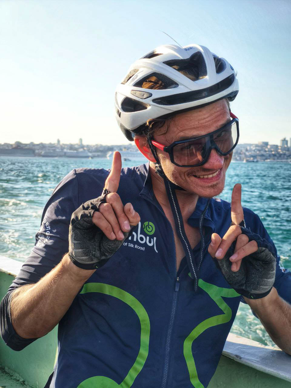 Спортивный психолог Александр Локалов переехал из Владимира в Казань восемь лет назад. Там он получил высшее образование, стал муниципальным служащим и оттуда же отправился в свой первый и сразу экстремальный велопробег. Следовал тот из Татарстана в Стамбул, повторяя исторический маршрут Великого шелкового пути.