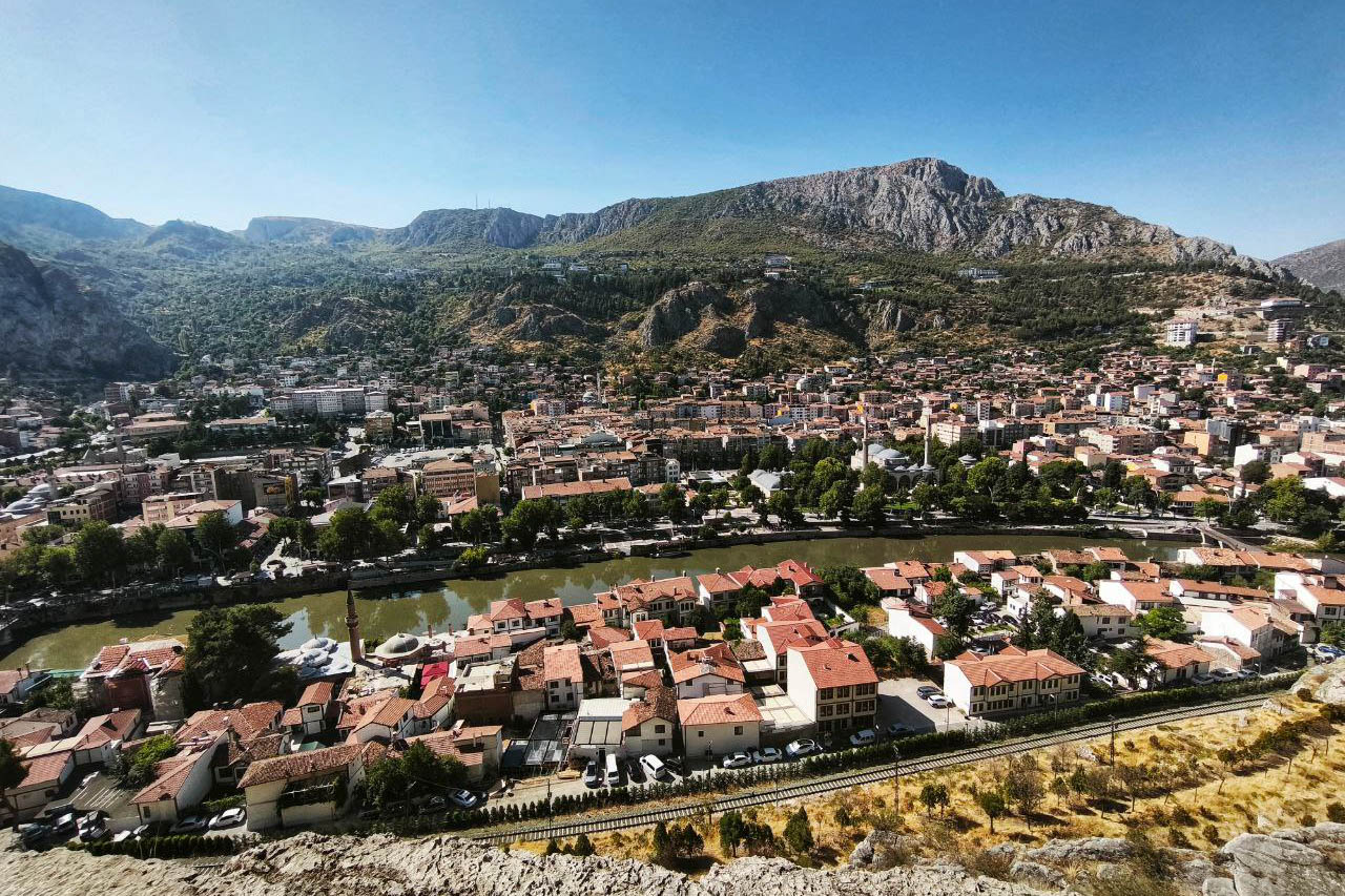 Спортивный психолог Александр Локалов переехал из Владимира в Казань восемь лет назад. Там он получил высшее образование, стал муниципальным служащим и оттуда же отправился в свой первый и сразу экстремальный велопробег. Следовал тот из Татарстана в Стамбул, повторяя исторический маршрут Великого шелкового пути.