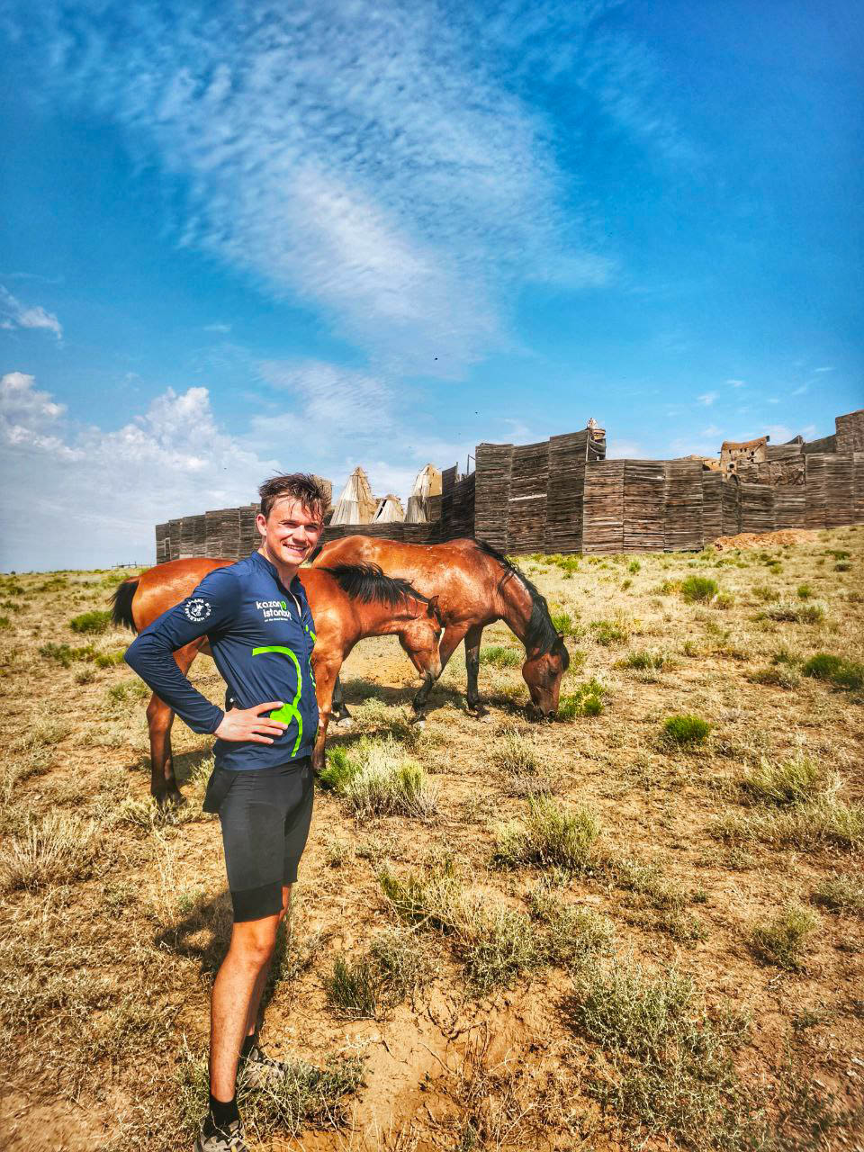 Спортивный психолог Александр Локалов переехал из Владимира в Казань восемь лет назад. Там он получил высшее образование, стал муниципальным служащим и оттуда же отправился в свой первый и сразу экстремальный велопробег. Следовал тот из Татарстана в Стамбул, повторяя исторический маршрут Великого шелкового пути.