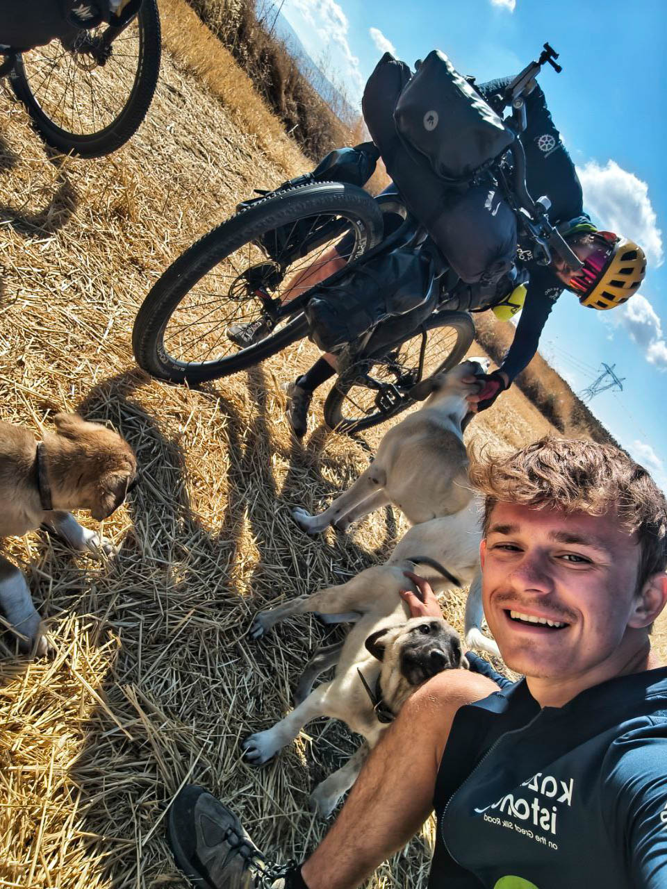 Спортивный психолог Александр Локалов переехал из Владимира в Казань восемь лет назад. Там он получил высшее образование, стал муниципальным служащим и оттуда же отправился в свой первый и сразу экстремальный велопробег. Следовал тот из Татарстана в Стамбул, повторяя исторический маршрут Великого шелкового пути.